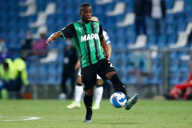 Hamed Junior Traore of Sasssuolo controls the ball during the Serie A match between US Sassuolo and FC Internazionale at Mapei Stadium - Citta' del...