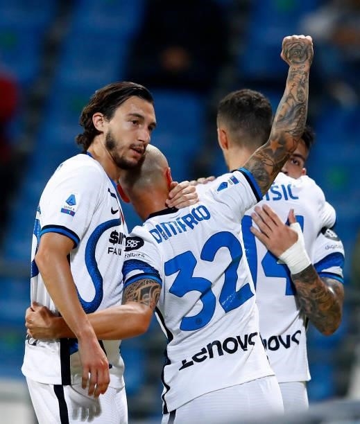 Lautaro Martinez of FC Internazionale celebrates after scoring his team's second goal with team mates during the Serie A match between US Sassuolo...