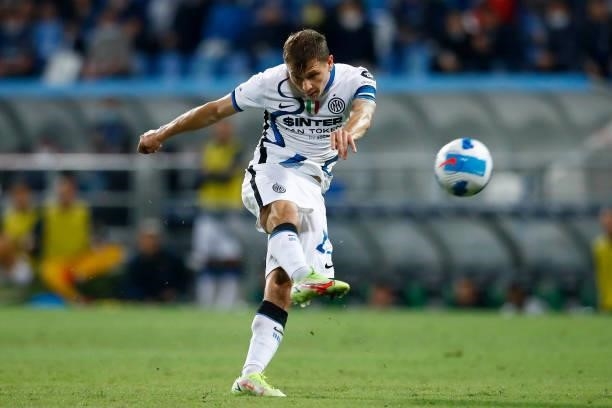 Nicolo' Barella of FC Internazionale controls the ball during the Serie A match between US Sassuolo and FC Internazionale at Mapei Stadium - Citta'...