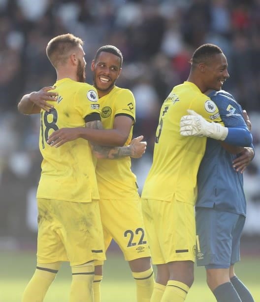 Brentford's Pontus Jansson, Zanka, Ethan Pinnock and David Raya celebrate at the end of the match during the Premier League match between West Ham...