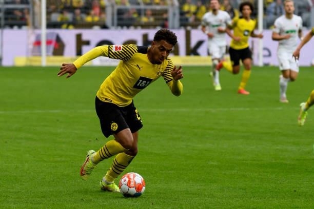 Donyell Malen of Borussia Dortmund controls the ball during the Bundesliga match between Borussia Dortmund and FC Augsburg at Signal Iduna Park on...