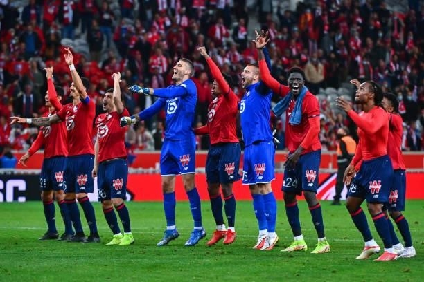 Team of Lille celebrates the victory during the Ligue 1 Uber Eats match between Lille and Marseille at Stade Pierre Mauroy on October 3, 2021 in...