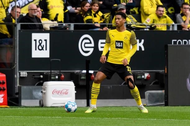 Jude Bellingham of Borussia Dortmund controls the ball during the Bundesliga match between Borussia Dortmund and FC Augsburg at Signal Iduna Park on...
