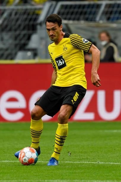 Mats Hummels of Borussia Dortmund controls the ball during the Bundesliga match between Borussia Dortmund and FC Augsburg at Signal Iduna Park on...