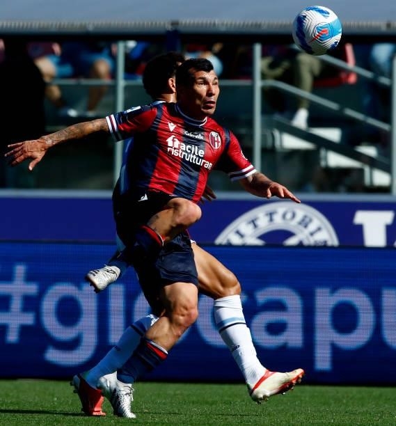 Gary Medel of Bologna Fc controls the ball during the Serie A match between Bologna FC v SS Lazio at Stadio Renato Dall'Ara on October 3, 2021 in...