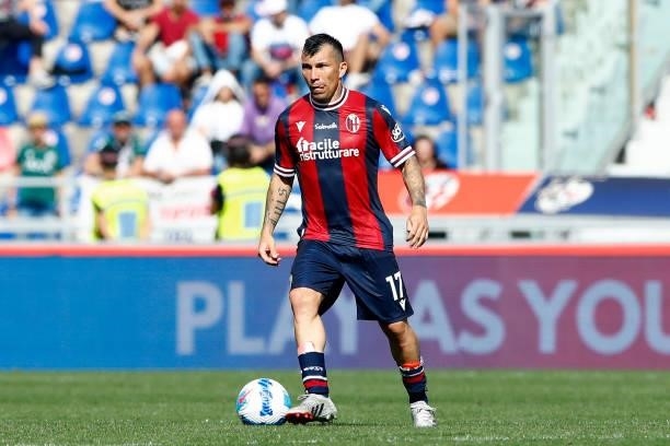 Gary Medel of Bologna Fc controls the ball during the Serie A match between Bologna FC v SS Lazio at Stadio Renato Dall'Ara on October 3, 2021 in...