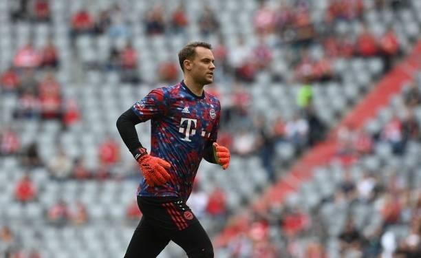 Bayern Munich's German goalkeeper Manuel Neuer warms up prior the German first division Bundesliga football match between Bayern Munich and Eintracht...