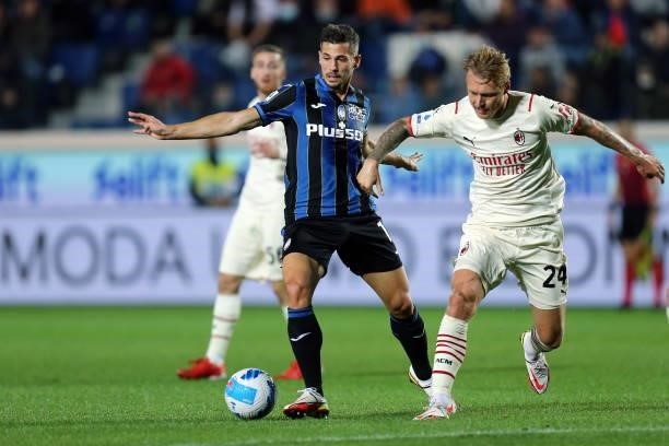 Remo Freuler of Atalanta BC and Simon Kjaer of AC Milan battle for the ball during the Serie A match between Atalanta BC and AC Milan at Gewiss...