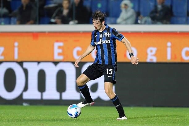 Marten de Roon of Atalanta BC controls the ball during the Serie A match between Atalanta BC and AC Milan at Gewiss Stadium on October 3, 2021 in...