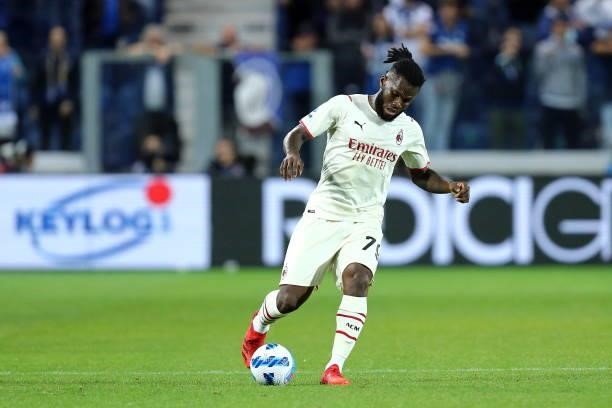 Franck Kessie of AC Milan controls the ball during the Serie A match between Atalanta BC and AC Milan at Gewiss Stadium on October 3, 2021 in...