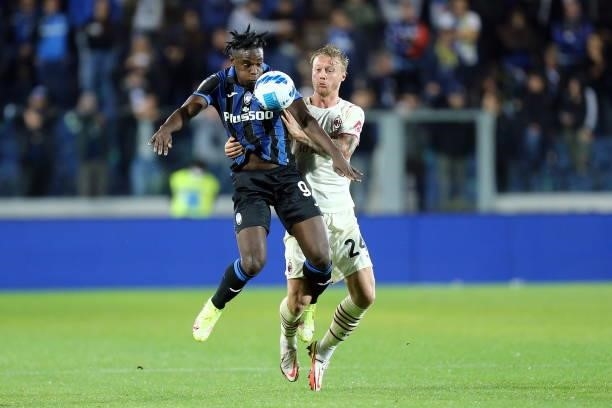 Duvan Zapata of Atalanta BC and Simon Kjaer of AC Milan battle for the ball during the Serie A match between Atalanta BC and AC Milan at Gewiss...