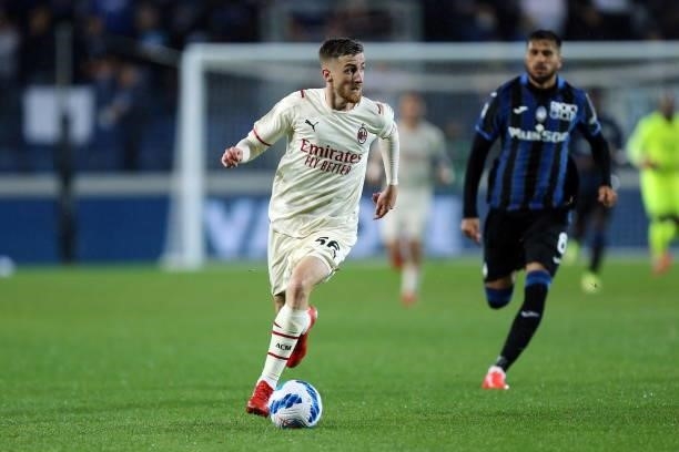 Alexis Saelemaekers of AC Milan controls the ball during the Serie A match between Atalanta BC and AC Milan at Gewiss Stadium on October 3, 2021 in...