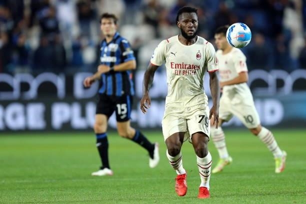 Franck Kessie of AC Milan controls the ball during the Serie A match between Atalanta BC and AC Milan at Gewiss Stadium on October 3, 2021 in...