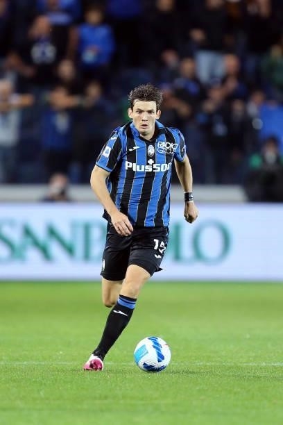 Marten de Roon of Atalanta BC controls the ball during the Serie A match between Atalanta BC and AC Milan at Gewiss Stadium on October 3, 2021 in...