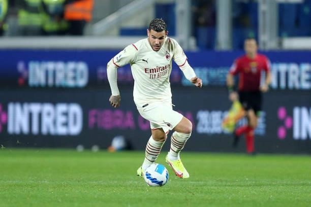 Theo Hernandez of AC Milan controls the ball during the Serie A match between Atalanta BC and AC Milan at Gewiss Stadium on October 3, 2021 in...