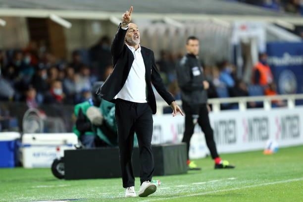 Stefano Pioli, head coach of AC Milan gestures during the Serie A match between Atalanta BC and AC Milan at Gewiss Stadium on October 3, 2021 in...