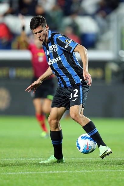 Matteo Pessina of Atalanta BC controls the ball during the Serie A match between Atalanta BC and AC Milan at Gewiss Stadium on October 3, 2021 in...