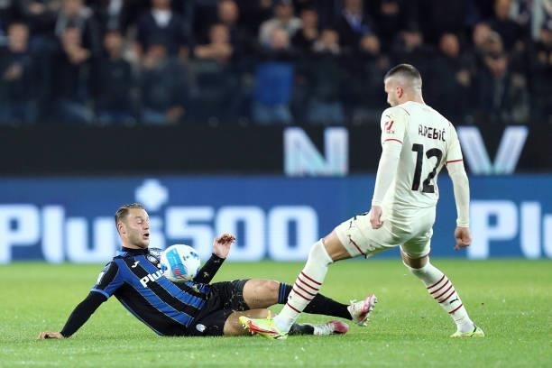 Teun Koopmeiners of Atalanta BC and Ante Rebic of AC Milan battle for the ball during the Serie A match between Atalanta BC and AC Milan at Gewiss...