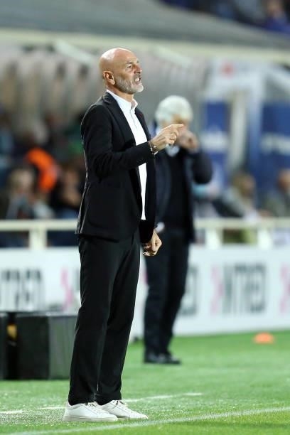 Stefano Pioli of AC Milan gestures during the Serie A match between Atalanta BC and AC Milan at Gewiss Stadium on October 3, 2021 in Bergamo, Italy.