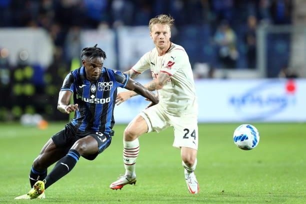 Duvan Zapata of Atalanta BC and Simon Kjaer of AC Milan battle for the ball during the Serie A match between Atalanta BC and AC Milan at Gewiss...