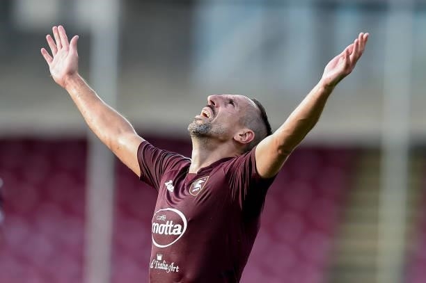 Franck Ribery of US Salernitana 1919 celebrates the first victory with his new team raising his arms to the sky during the Serie A match between US...