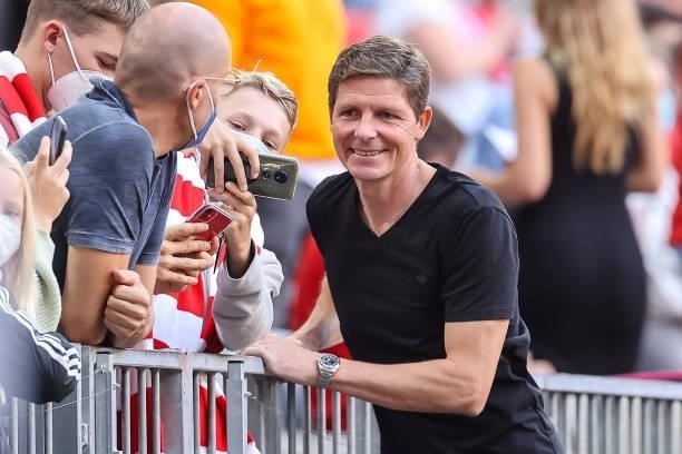 Head coach Oliver Glasner of Eintracht Frankfurt takes a selfie with the spectators prior to the Bundesliga match between FC Bayern Muenchen and...