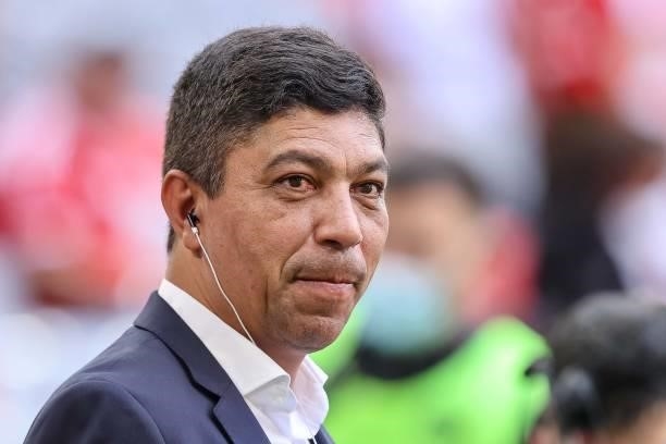 Giovane Elber looks on prior to the Bundesliga match between FC Bayern Muenchen and Eintracht Frankfurt at Allianz Arena on October 3, 2021 in...