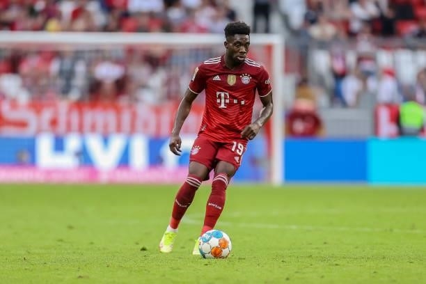 Alphonso Davies of Bayern Muenchen controls the ball during the Bundesliga match between FC Bayern Muenchen and Eintracht Frankfurt at Allianz Arena...