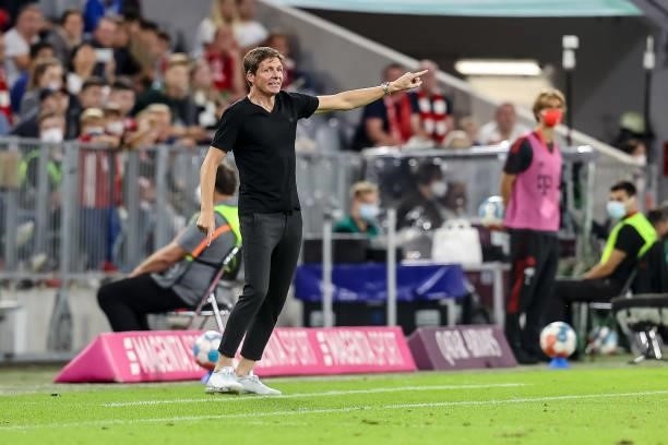 Head coach Oliver Glasner of Eintracht Frankfurt gestures during the Bundesliga match between FC Bayern Muenchen and Eintracht Frankfurt at Allianz...