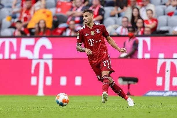 Lucas Hernandez of Bayern Muenchen controls the ball during the Bundesliga match between FC Bayern Muenchen and Eintracht Frankfurt at Allianz Arena...