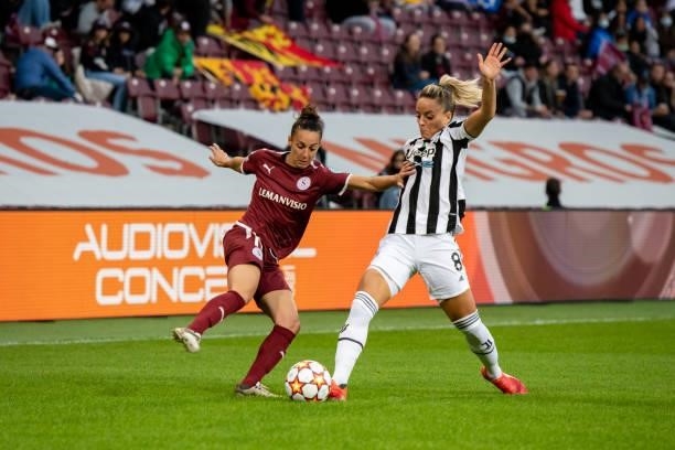 Paula Serrano of Servette FC Chenois feminin battles for the ball with Martina Rosucci of Juventus Women during the UEFA Women's Champions League...