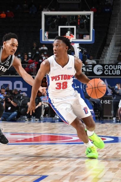 Saben Lee of the Detroit Pistons drives to the basket during a preseason game against the San Antonio Spurs on October 6, 2021 at Little Caesars...