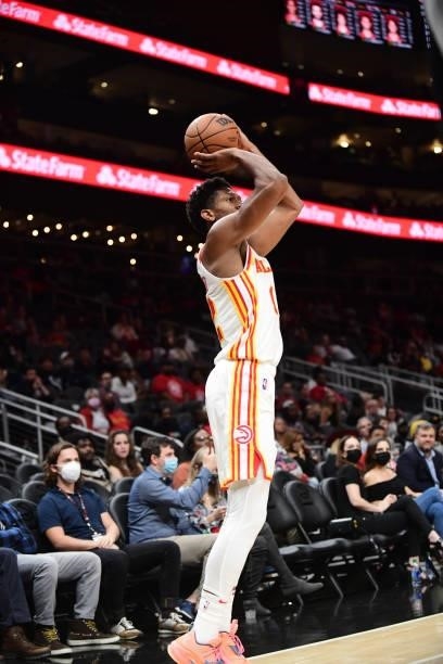 De'Andre Hunter of the Atlanta Hawks shoots the ball during a preseason game against the Cleveland Cavaliers on October 6, 2021 at State Farm Arena...