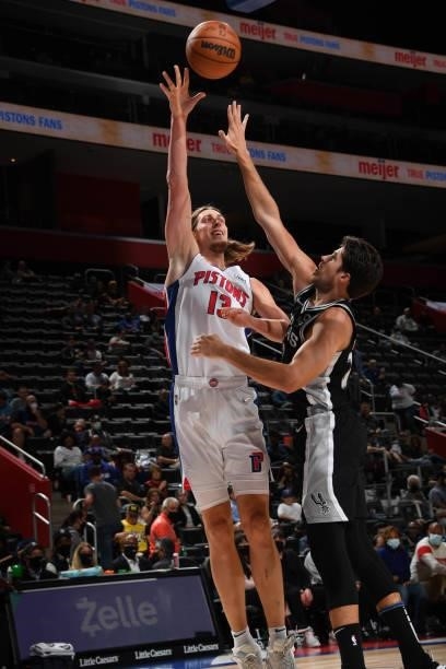 Kelly Olynyk of the Detroit Pistons shoots the ball during a preseason game against the San Antonio Spurs on October 6, 2021 at Little Caesars Arena...