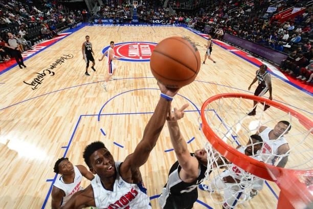 Hamidou Diallo of the Detroit Pistons and Jock Landale of the San Antonio Spurs fights for position during a preseason game on October 6, 2021 at...