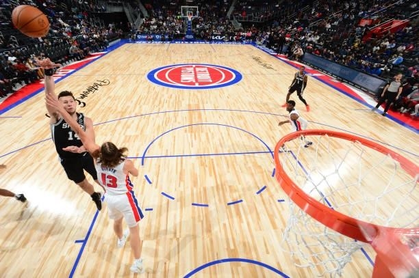 Drew Eubanks of the San Antonio Spurs shoots the ball during a preseason game against the Detroit Pistons on October 6, 2021 at Little Caesars Arena...