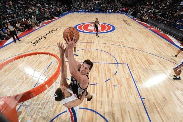 Drew Eubanks of the San Antonio Spurs drives to the basket during a preseason game against the Detroit Pistons on October 6, 2021 at Little Caesars...