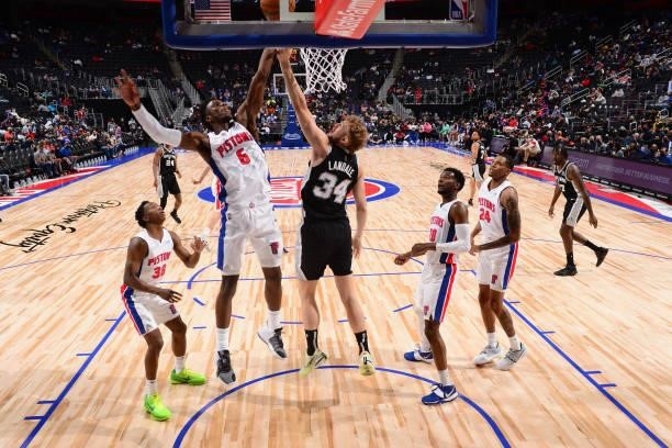 Hamidou Diallo of the Detroit Pistons and Jock Landale of the San Antonio Spurs fights for position during a preseason game on October 6, 2021 at...
