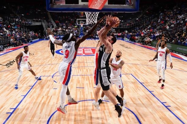 Drew Eubanks of the San Antonio Spurs drives to the basket during a preseason game against the Detroit Pistons on October 6, 2021 at Little Caesars...