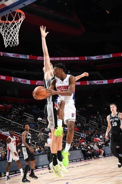 Saben Lee of the Detroit Pistons drives to the basket during a preseason game against the San Antonio Spurs on October 6, 2021 at Little Caesars...