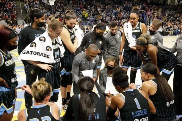 Head Coach James Wade of the Chicago Sky talks to the team during the game against the Connecticut Sun during Game 4 of the 2021 WNBA Semifinals on...