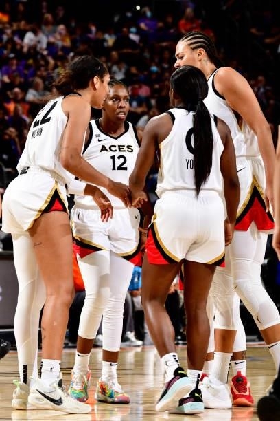 Chelsea Gray and the Las Vegas Aces huddle up during Game Four of the 2021 WNBA Semifinals on October 6, 2021 at Footprint Center in Phoenix,...