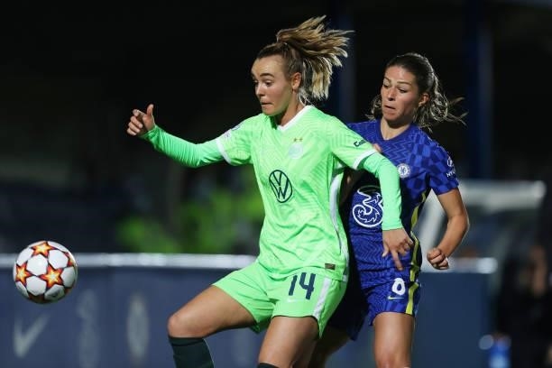 Jill Roord of Wolfsburg and Melanie Leupolz of Chelsea during the UEFA Women's Champions League group A match between Chelsea FC Women and VfL...