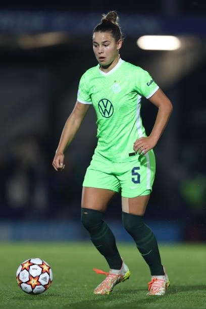 Lena Oberdorf of Wolfsburg during the UEFA Women's Champions League group A match between Chelsea FC Women and VfL Wolfsburg at Kingsmeadow on...