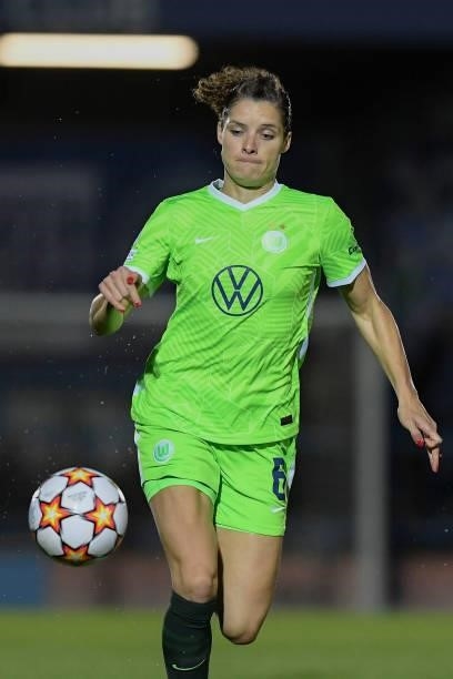 Dominique Janssen of VfL Wolfsburg controls the ball during the UEFA Women's Champions League group A match between Chelsea FC Women and VfL...