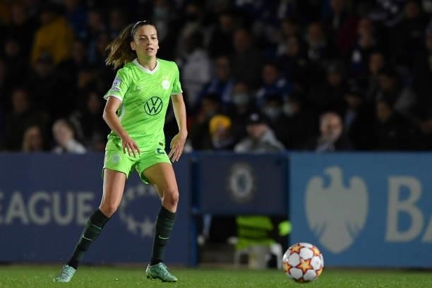 Lynn Wilms of VfL Wolfsburg controls the ball during the UEFA Women's Champions League group A match between Chelsea FC Women and VfL Wolfsburg at...