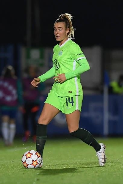 Jill Roord of VfL Wolfsburg controls the ball during the UEFA Women's Champions League group A match between Chelsea FC Women and VfL Wolfsburg at...