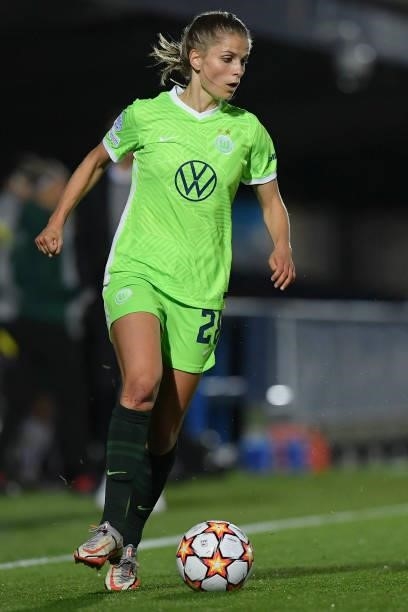 Tabea Wabmuth of VfL Wolfsburg controls the ball during the UEFA Women's Champions League group A match between Chelsea FC Women and VfL Wolfsburg at...