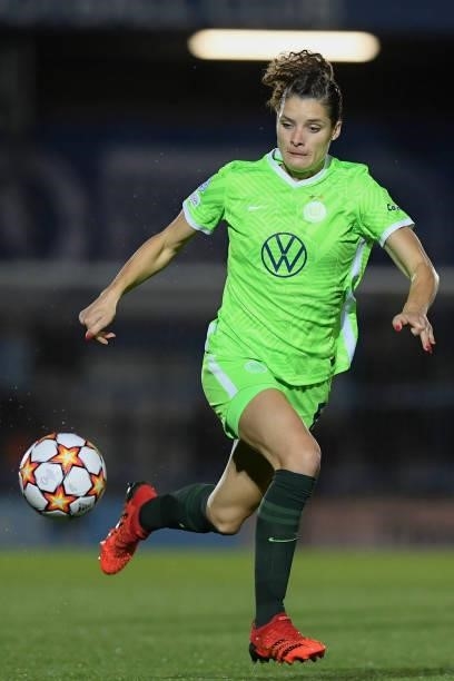 Lena Lattwein of VfL Wolfsburg controls the ball during the UEFA Women's Champions League group A match between Chelsea FC Women and VfL Wolfsburg at...