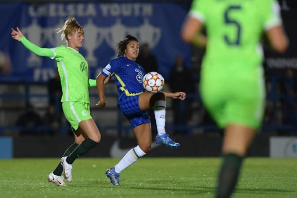 Jill Roord of VfL Wolfsburg and Jessica Carter of Chelsea battle for the ball during the UEFA Women's Champions League group A match between Chelsea...